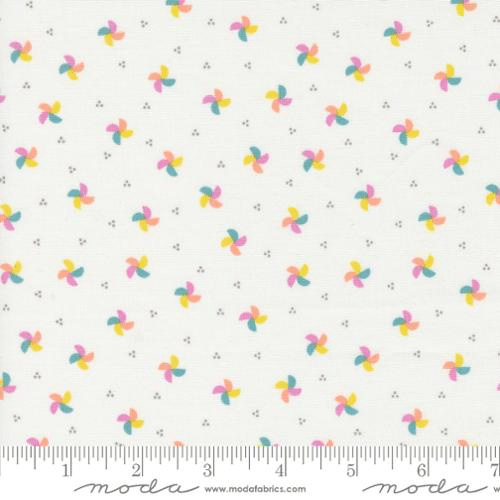 Laguna Sunrise Pinwheel Blenders Off White - 37684 11 - Moda Fabrics - Nebraska Quilt Company - F09581