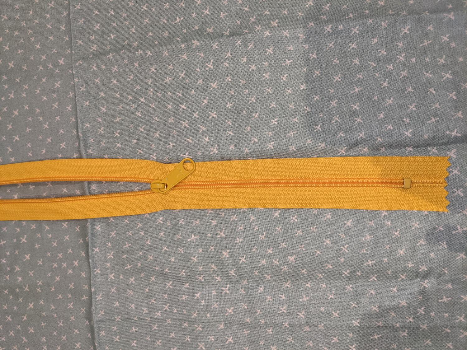 18" Zipper Sunflower Yellow ZZ18SY - Nebraska Quilt Company - N15551